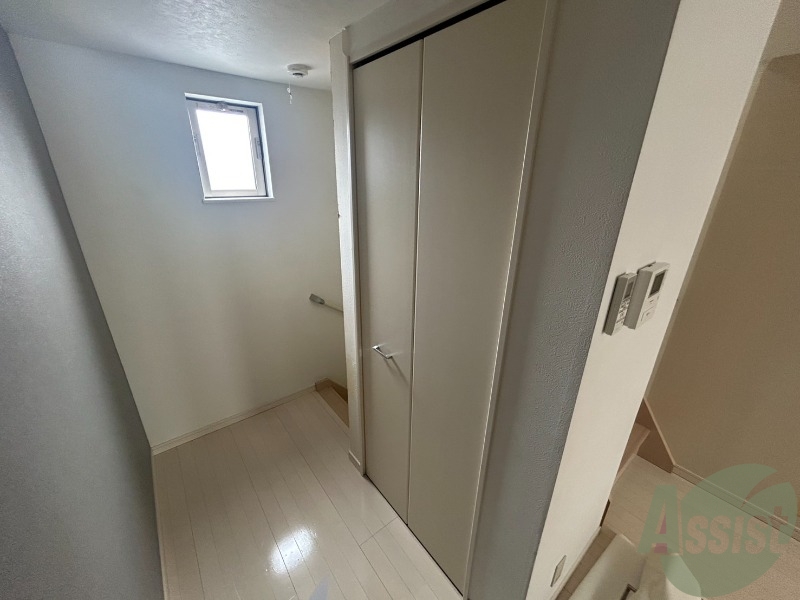 収納　丈の長い服も掛けることができるクローゼットです。