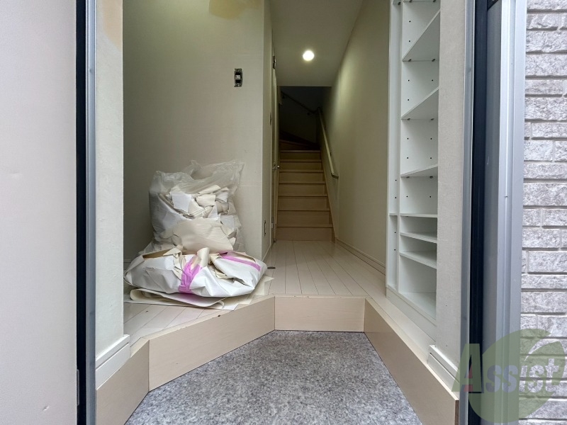 玄関　玄関には高さを調整できるシューズボックスもあります。