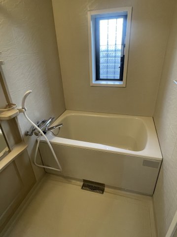 バス・シャワールーム　窓付きの浴室で換気もしやすいです♪
