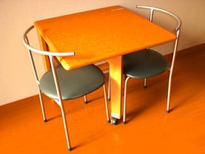 居室・リビング　折りたたみ可能なテーブルと、イス２脚がつきます