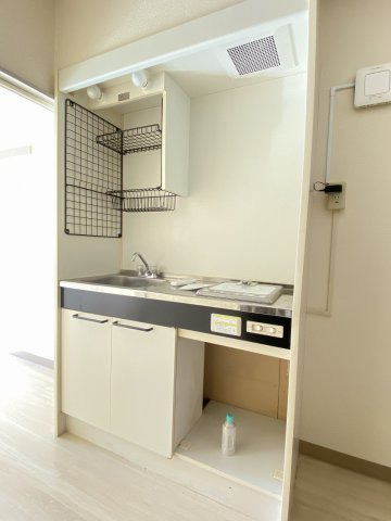 キッチン　一口IHクッキングヒーター付きです。右側は冷蔵庫置き場です♪