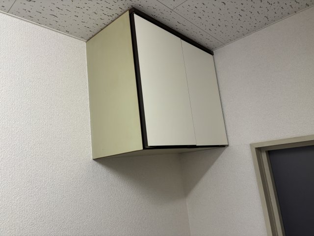 洗面設備　玄関には吊戸棚がございます♪