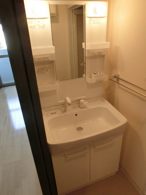 洗面設備　忙しい朝も安心の独立洗面台です。