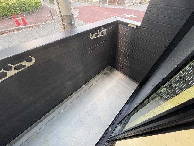 バルコニー　暖かな日差しのふりそそぐバルコニー