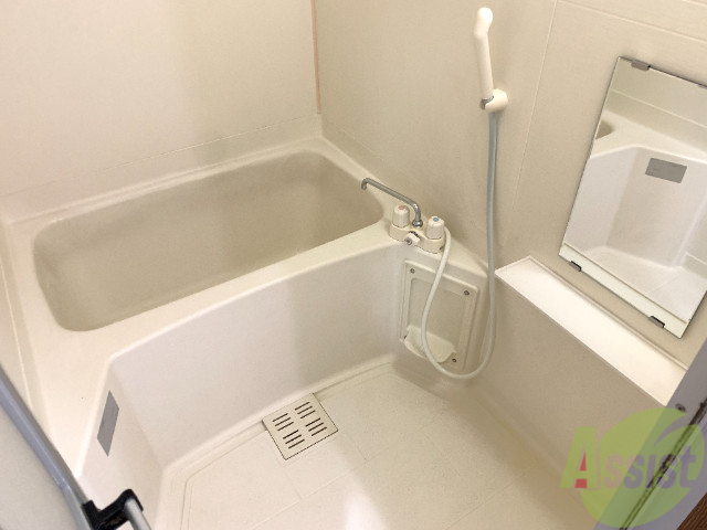 バス・シャワールーム　バスルームは余裕があり、シャワーも浴びやすそうです。