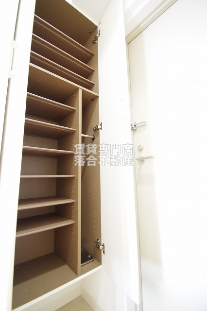 収納　天井高シューズ収納