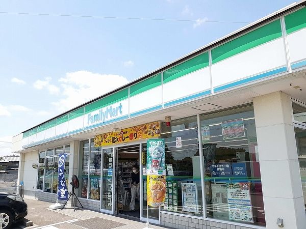 コンビニ　ファミリーマート亀山栄町店（コンビニ）まで900m