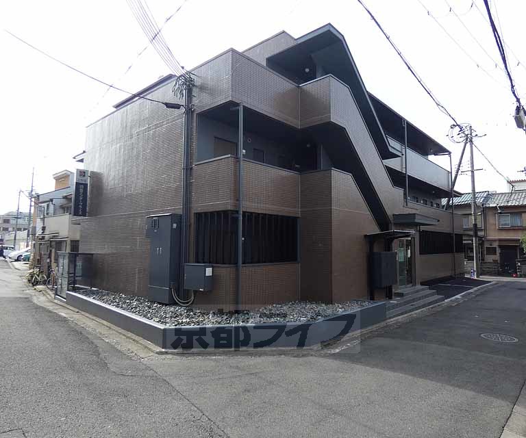建物外観　堂々とした外観！伏見稲荷大社近くです。