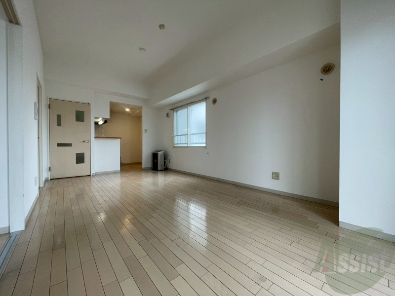 居室・リビング　木目のフローリングは落ち着きのある印象のお部屋になりますね。