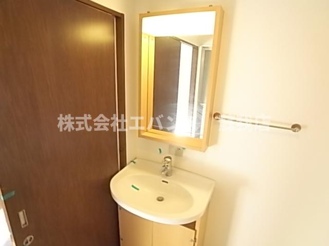洗面設備　独立洗面台あり、毎朝おしゃれに忙しい女性の方におすすめです