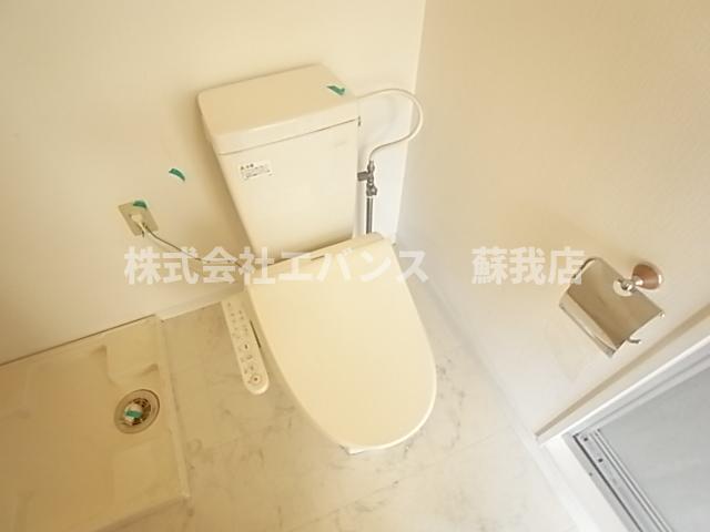 トイレ　落ち着いた色調のトイレです