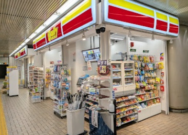 コンビニ　デイリーヤマザキ　Uライン県庁前店（コンビニ）まで174m