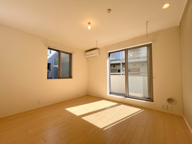 居室・リビング　★明るいフローリングの角部屋です★
