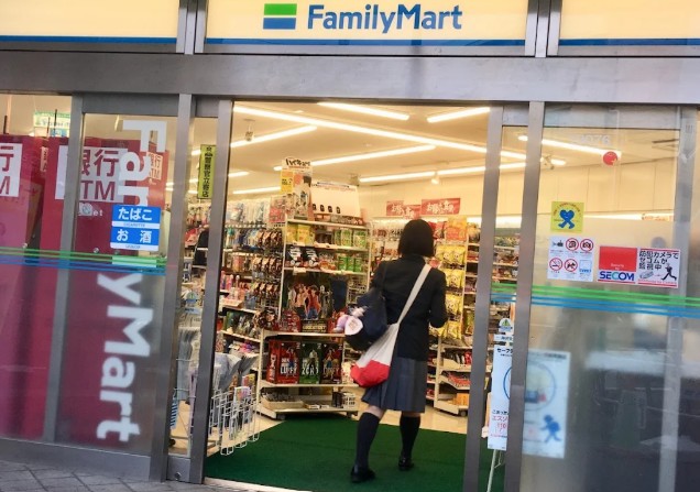 コンビニ　ファミリーマート 喜多見駅北店（コンビニ）まで550m