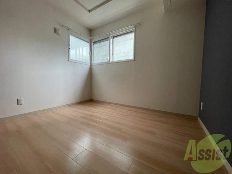 その他部屋・スペース　寝室はこちらです。光が差し込む、温かみのあるお部屋です。