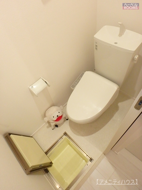 トイレ　●温水洗浄暖房便座付きの快適なトイレスペース。