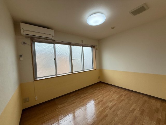 居室・リビング　窓辺でほっとひと息。自然光あふれる明るいお部屋です。