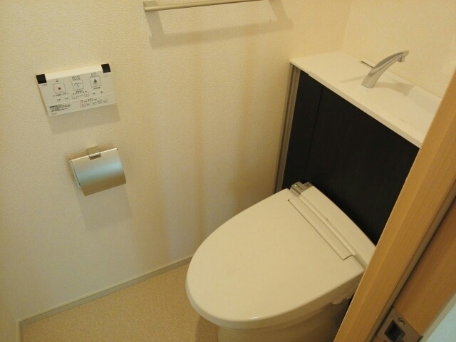 トイレ　別タイプ部屋　参考写真です