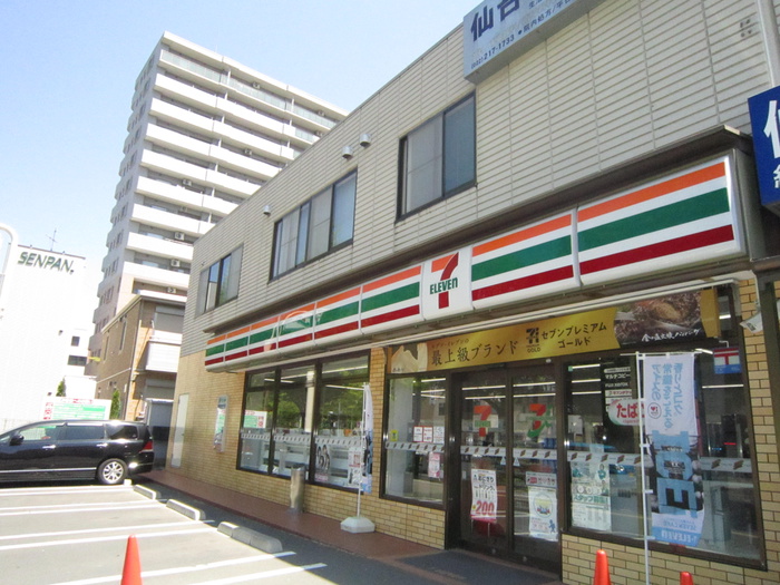 コンビニ　セブンイレブン上杉３丁目店（コンビニ）まで700m