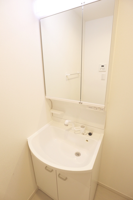 洗面設備　※同物件別室の写真です。現況優先です。