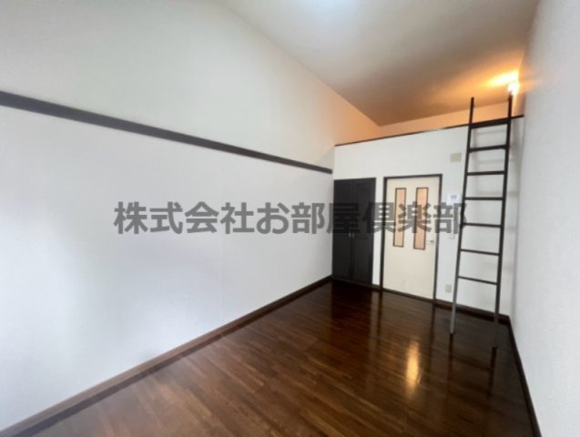 居室・リビング　角部屋で明るい居間です