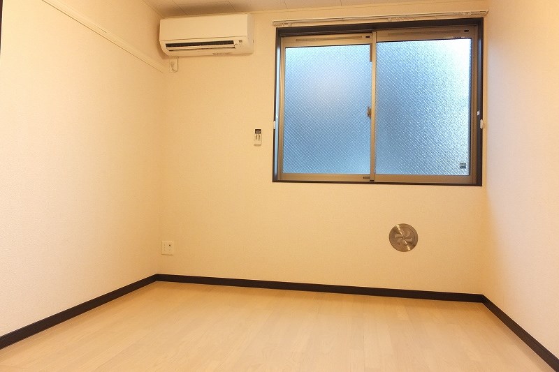 居室・リビング　エアコン完備のお部屋です。