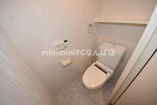 トイレ　落ち着いた色調のトイレです