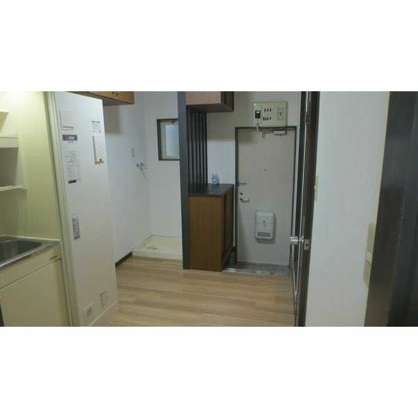 玄関　別部屋のお写真となります。