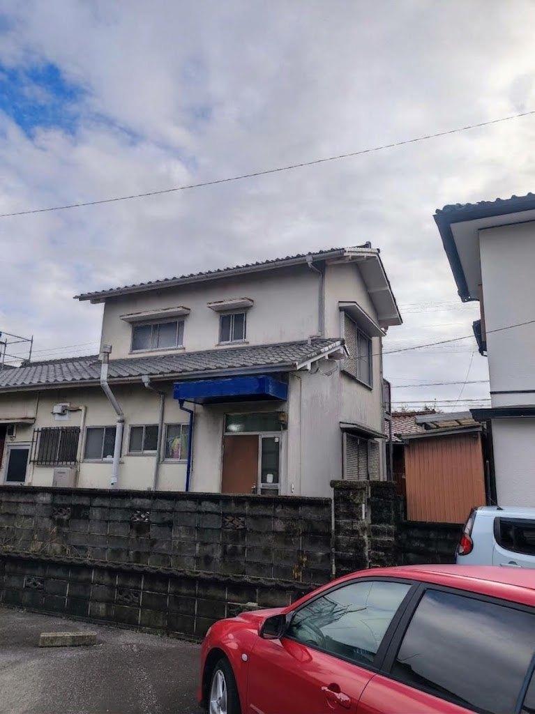 建物外観　瓦ぶきのシックな外観
