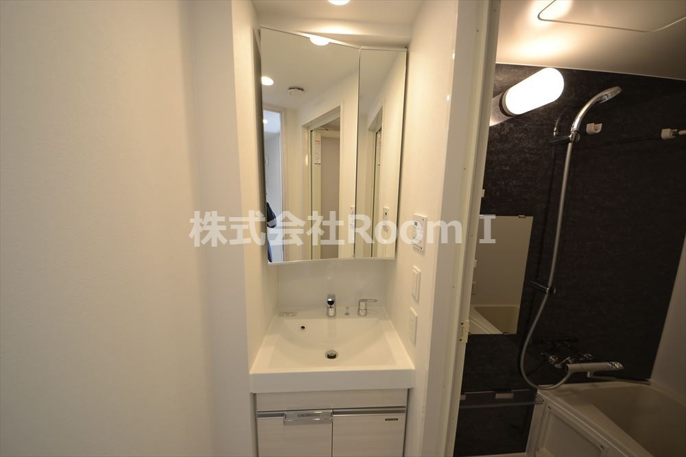 洗面設備　ゆったりとスペースのある洗面所