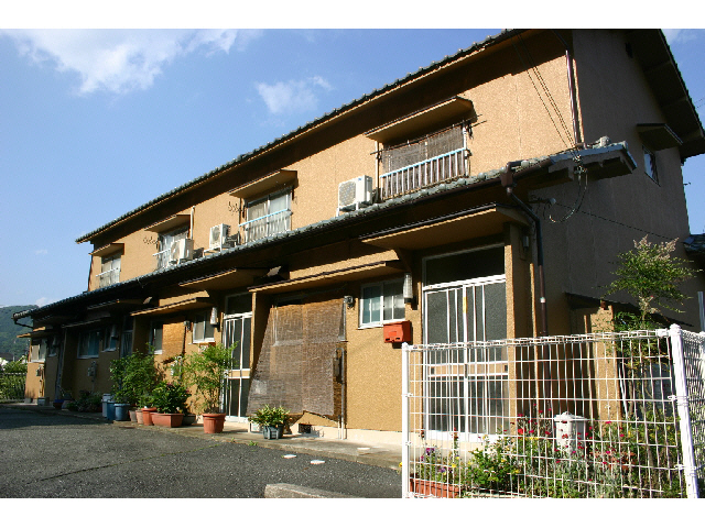 【宍粟市山崎町上寺のアパートの建物外観】