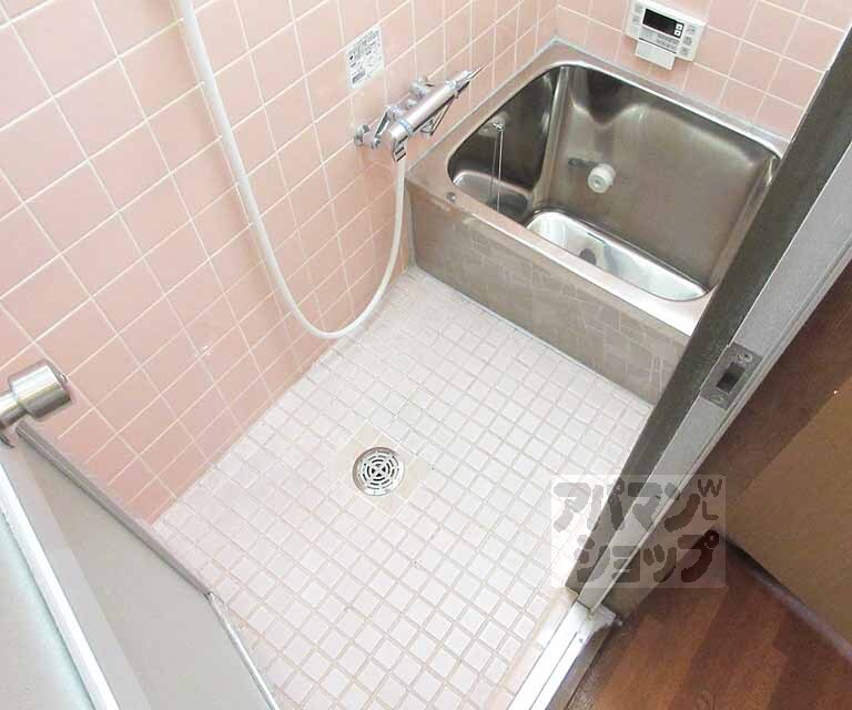 バス・シャワールーム　お風呂はコンパクト・