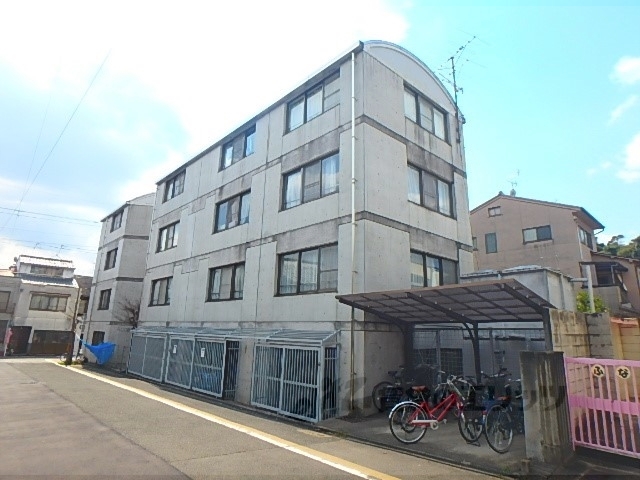 京都市北区紫野下築山町のマンションの建物外観