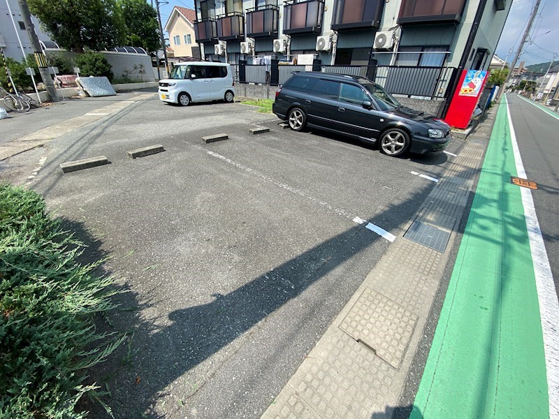 【姫路市八代のアパートの駐車場】