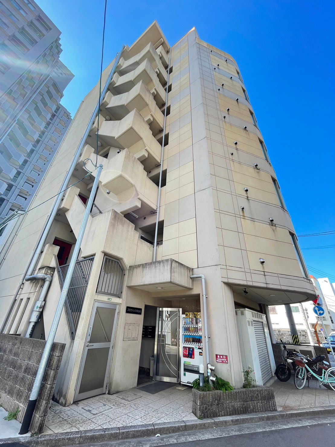 広島市中区東白島町のマンションの建物外観