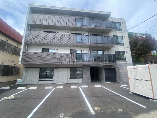 札幌市中央区南十五条西のマンションの建物外観