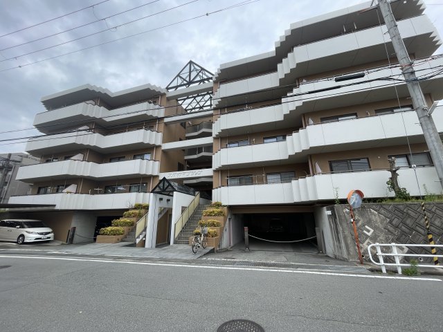 吹田市春日のマンションの建物外観