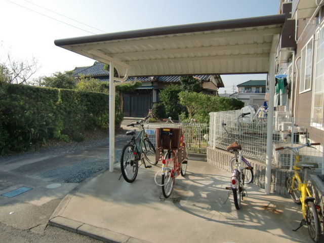 【浜松市中央区西ケ崎町のアパートの駐車場】