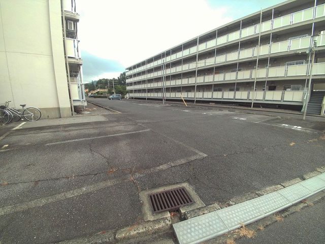 【岡崎市仁木町のマンションの駐車場】