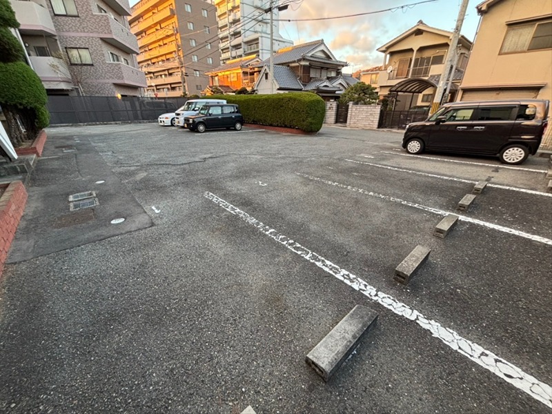 【姫路市飾磨区城南町のアパートの駐車場】