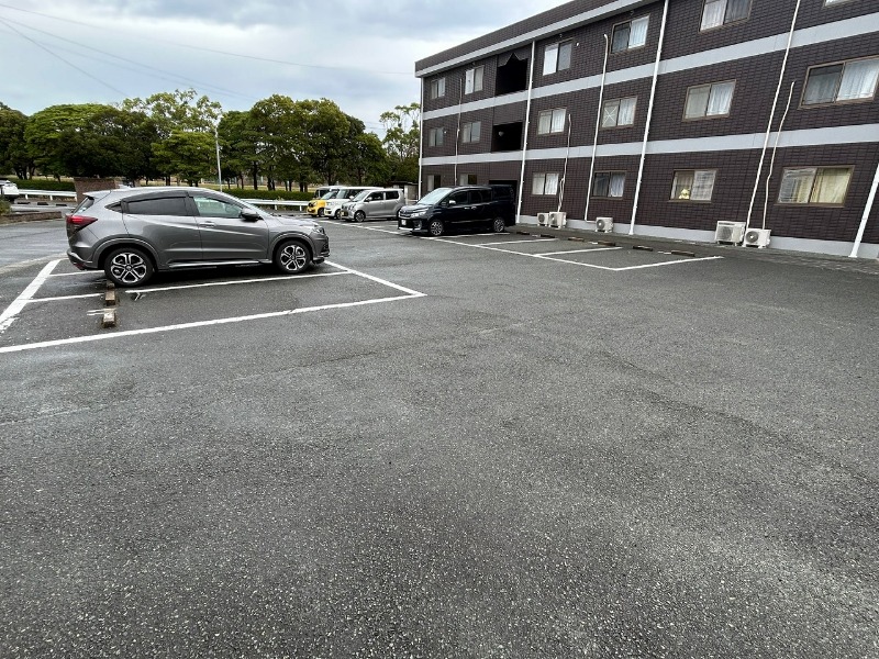 【北九州市八幡西区大字本城のマンションの駐車場】