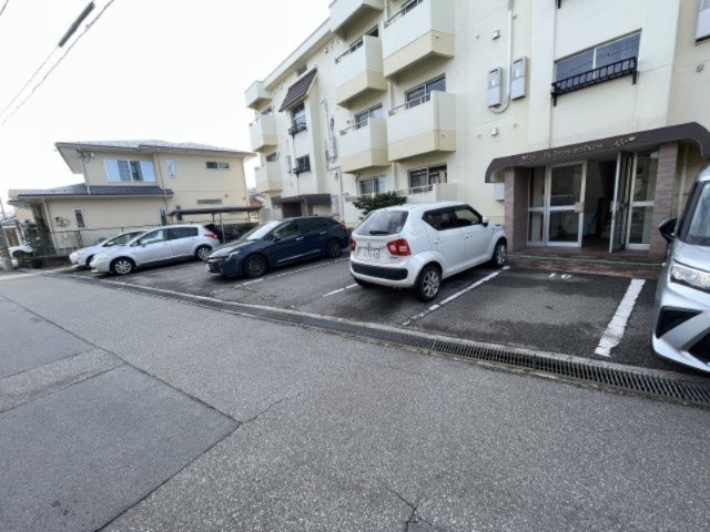 駐車場　車をお持ちの方に嬉しい駐車場付きの物件です