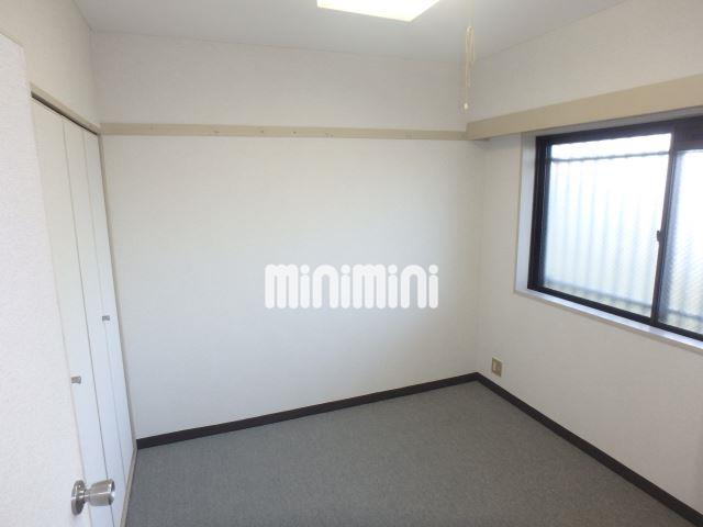 その他　こちらはカーペットタイプのお部屋です。