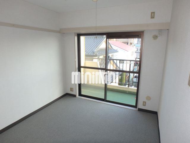 居室・リビング　カーペットタイプのお部屋です。