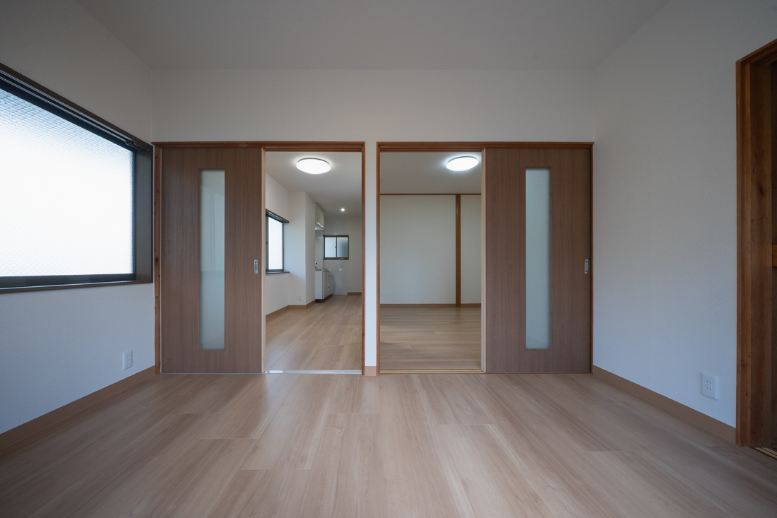 その他部屋・スペース　西側洋室から撮影