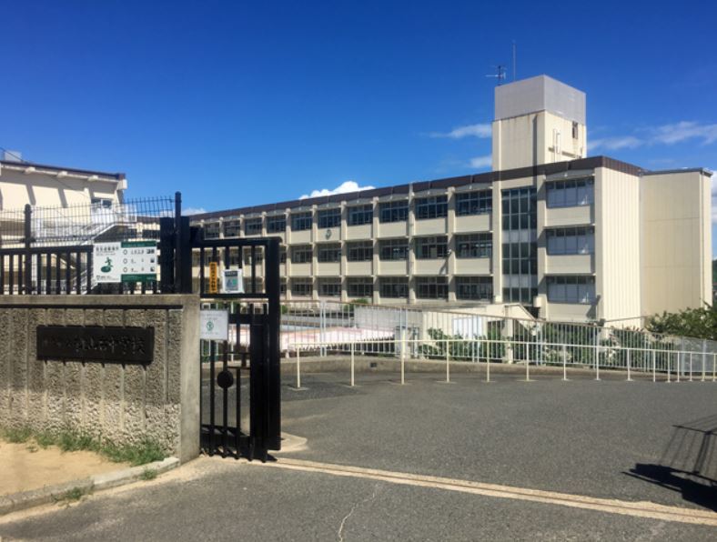 中学校　神戸市立桃山台中学校（中学校）まで409m