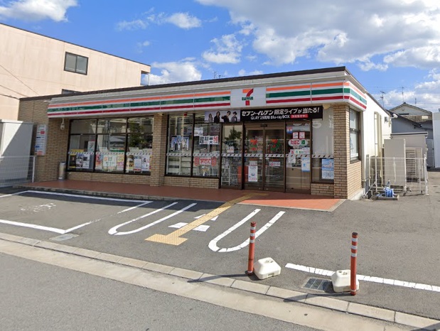 コンビニ　セブンイレブン（コンビニ）まで835m