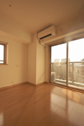 居室・リビング　落ち着いた色合いの床材を使用した居住空間