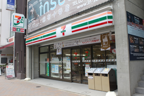 コンビニ　セブンイレブン麻布十番駅前店（コンビニ）まで140m