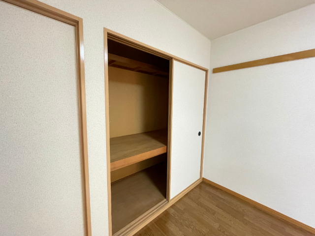 収納　上下に仕切られた収納